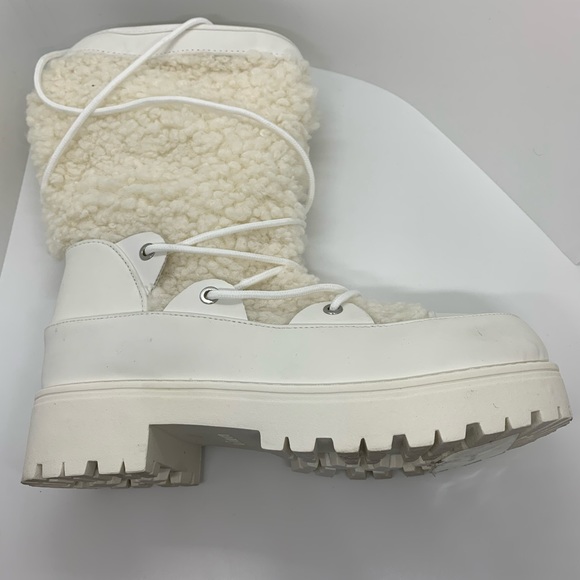 Woman’s 7.5 faux nubuck white boots 👢 - Picture 13 of 13